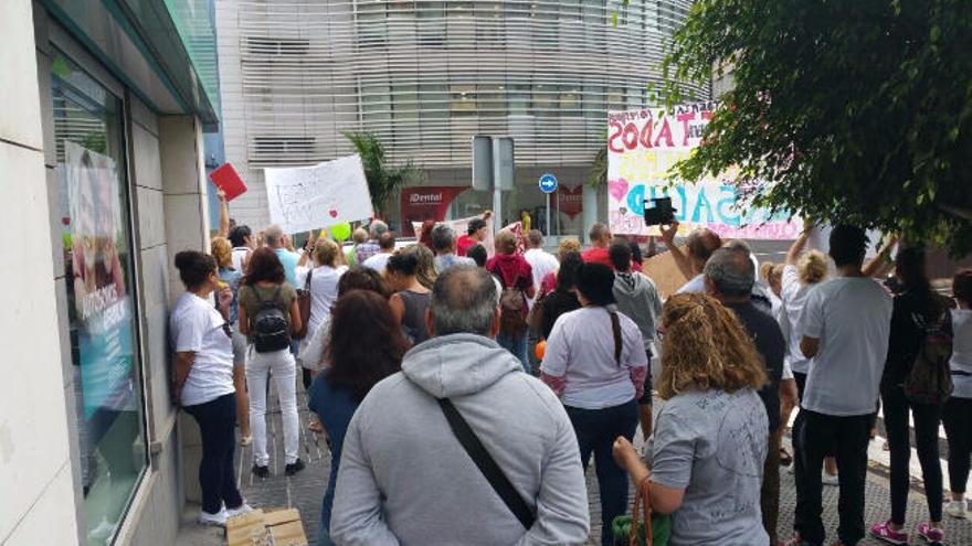 Manifestación ante la clínica de iDental en la capital grancanaria a principios de septiembre.