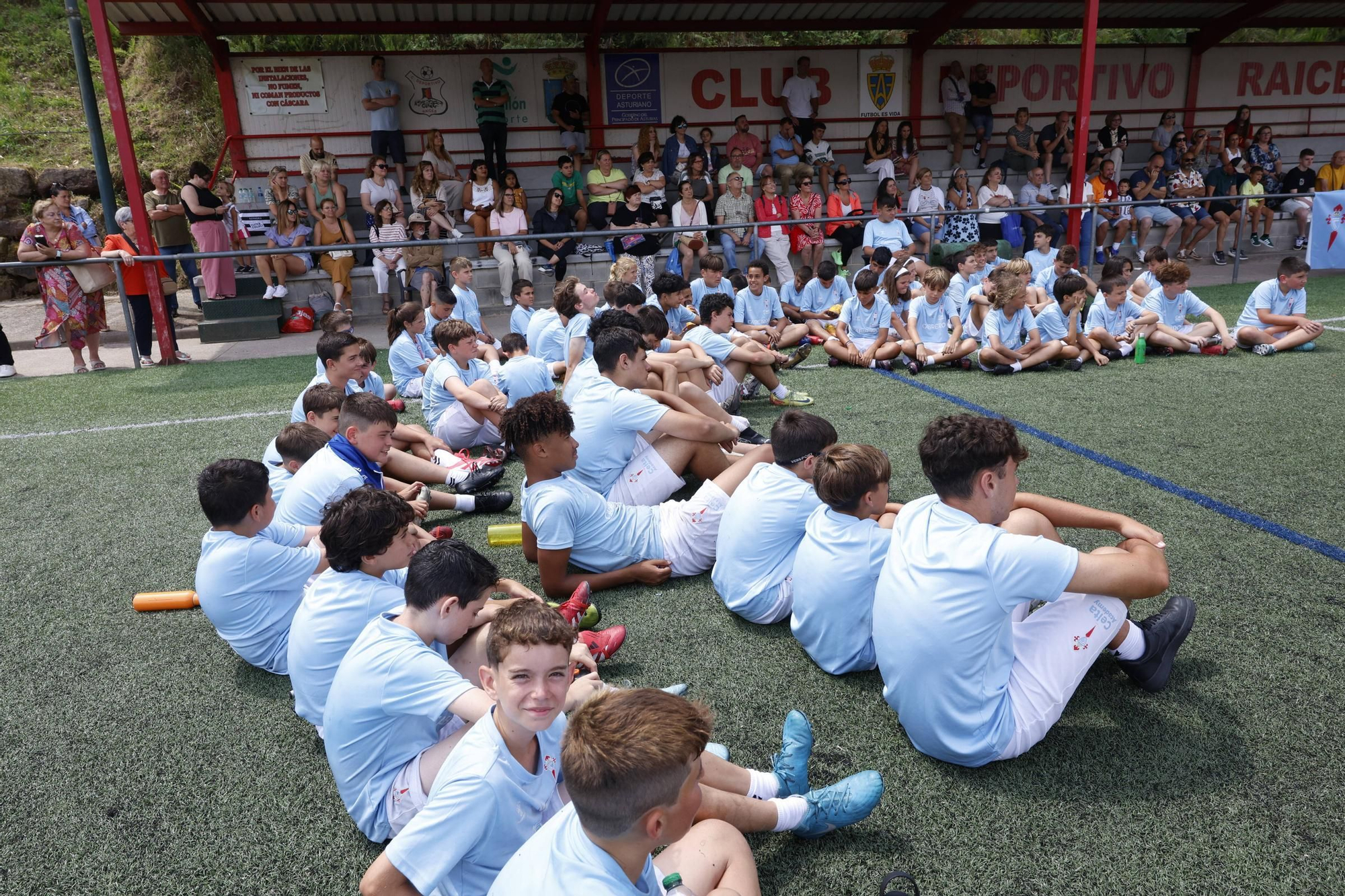 EN IMÁGENES: El campus del Celta de Vigo con los niños del Raíces, en Castrillón