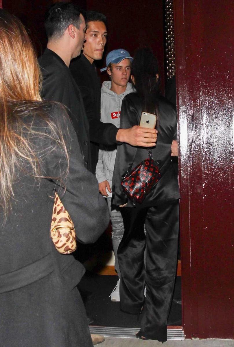 Kourtney Kardashian y Justin Bieber en una fiesta de cumpleaños