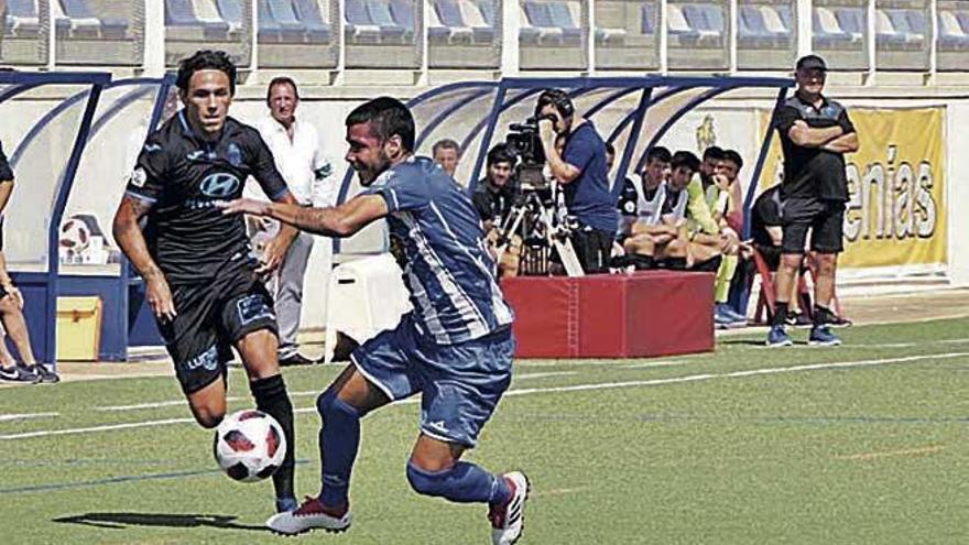 Expósito pelea con un rival en el encuentro ante el Ejea.