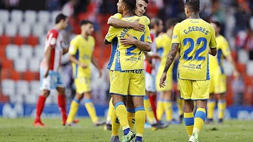 Los futbolistas del Las Palmas celebran el triunfo al final del partido.