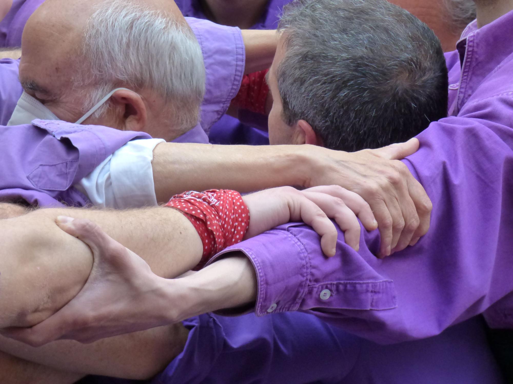 Els castellers de Figueres vesteixen la Monturiola