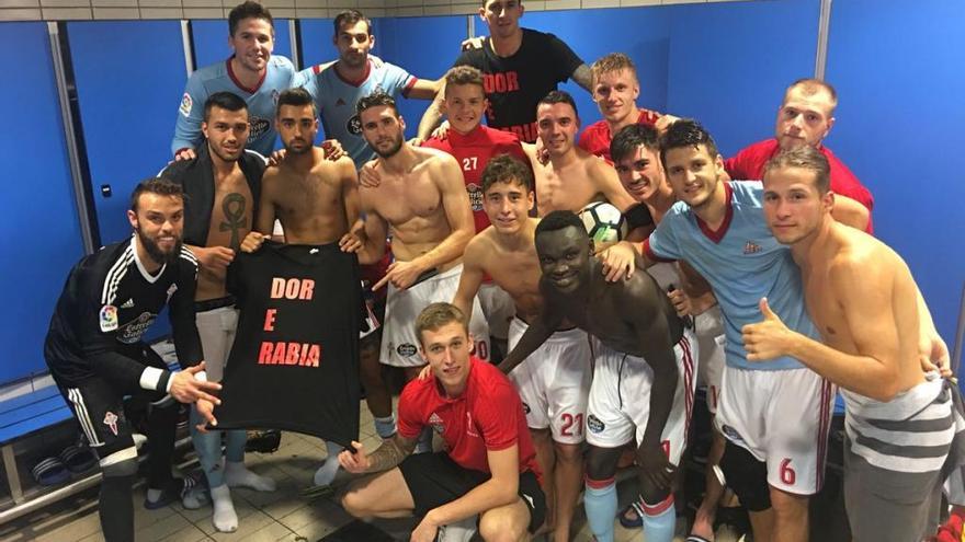 Los jugadores del Celta celebran la victoria mostrando la camiseta con la que saltaron al campo. // FDV