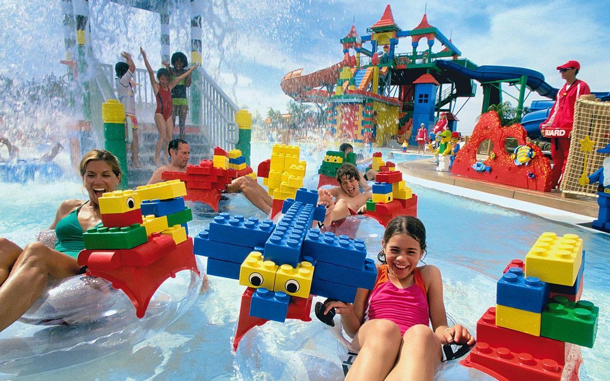 Varias familias disfrutan de las atracciones en el Legoland situado en Dubái, en los Emiratos Árabes Unidos.