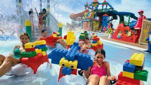 Varias familias disfrutan de las atracciones en el Legoland situado en Dubái, en los Emiratos Árabes Unidos.