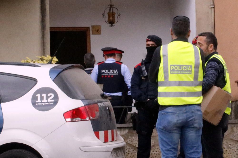 Imatges dels escorcolls que es van realitzar el dilluns 26 de febrer als habitatges familiars d''Anglès de Jordi Magentí