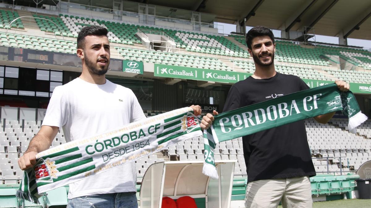 Carlos Puga y Ricardo Visus, durante su presentación oficial con el Córdoba CF, este lunes, en El Arcángel.