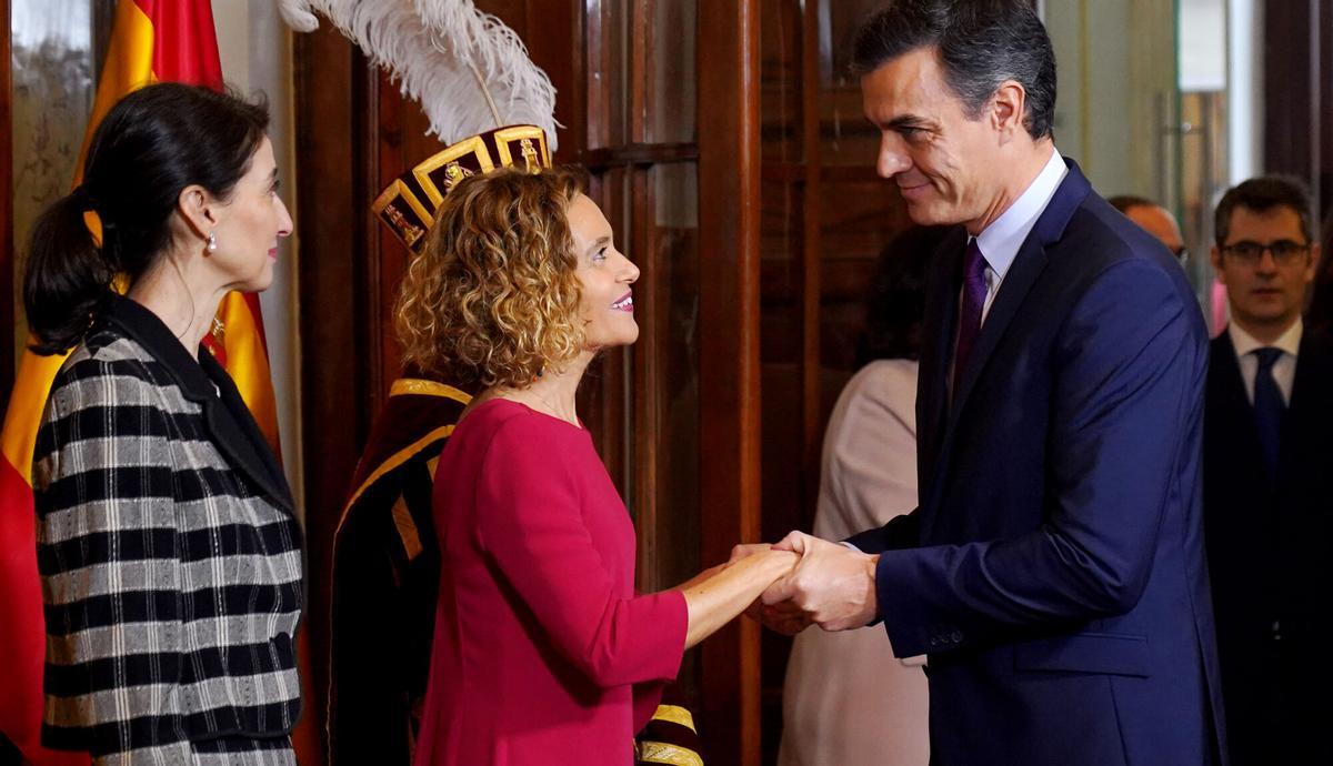 MADRID. 06.12.2019. POLITICA. Acto de Conmemoración del Día de la Constitución en el Congreso de los Diputados. Pedro Sánchez saluda a Meritxell Batet, presidenta del congreso junto a Pilar Loop, presidenta del Senado. FOTO: JOSÉ LUIS ROCA