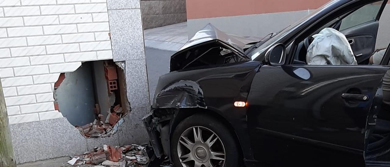 El coche siniestrado colisionó contra una casa en A Illa y le causó daños de consideración en la fachada