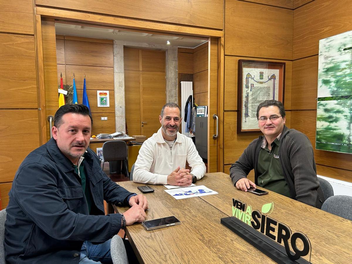 Por la izquierda, Javier Fernández Lanero, Ángel García "Cepi" y Alejandro Álvarez, en el Ayuntamiento de Siero.