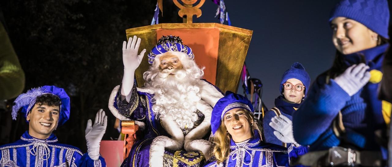 El Rey Melchor, durante la cabalgata de los Reyes Magos de Badalona del año 2023