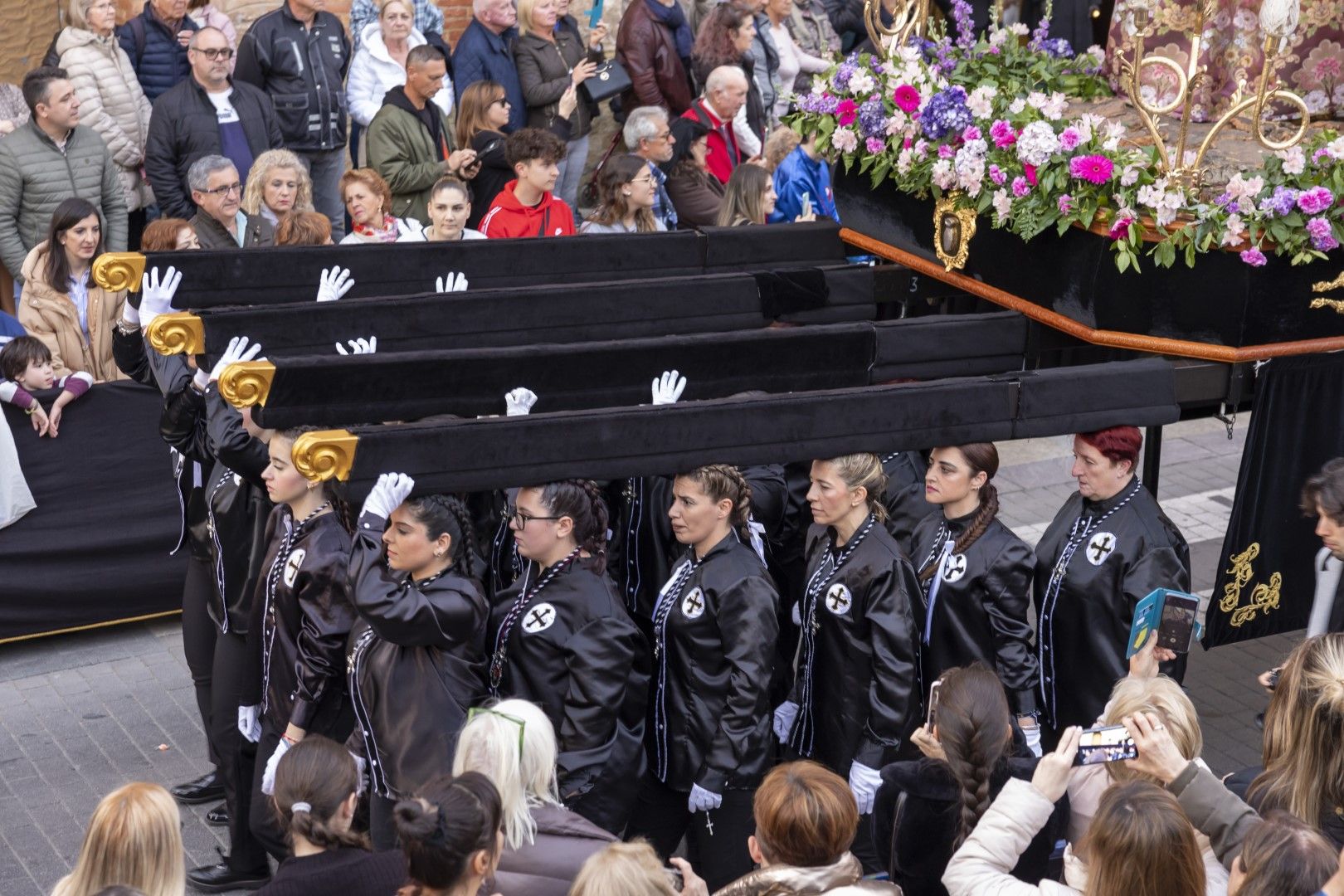 Las quince cofradías de la Semana Santa de Torrevieja recorrieron las calles en Viernes Santo