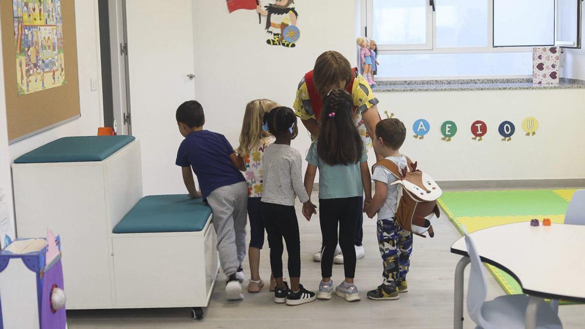 Una maestra atiende a varios niños en una escuela rural. | A. P. (Archivo)