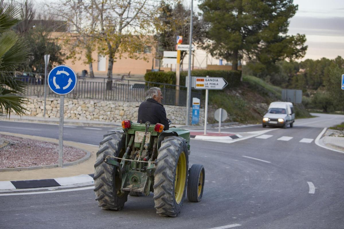Un hombre circula sobre un tractor en una localidad de la Vall d'Albaida.