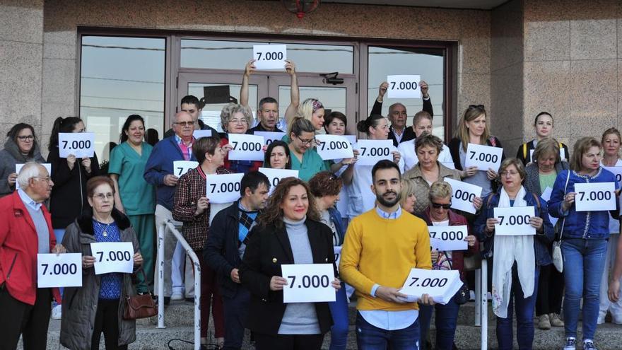 Concentración de esta mañana ante las puertas de la Residencia Valle-Inclán de Vilanova