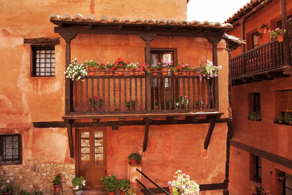 Balcón típico con flores en Albarracín.