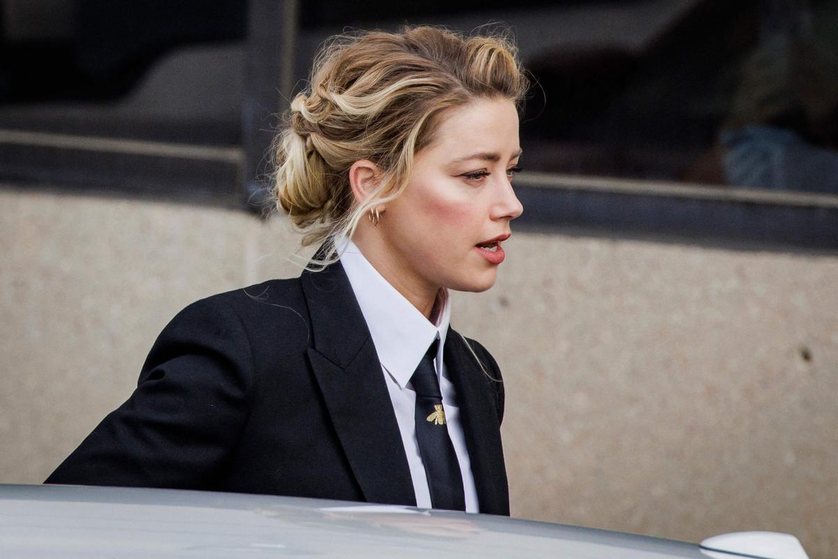 Amber Heard con la corbata de la abeja y traje