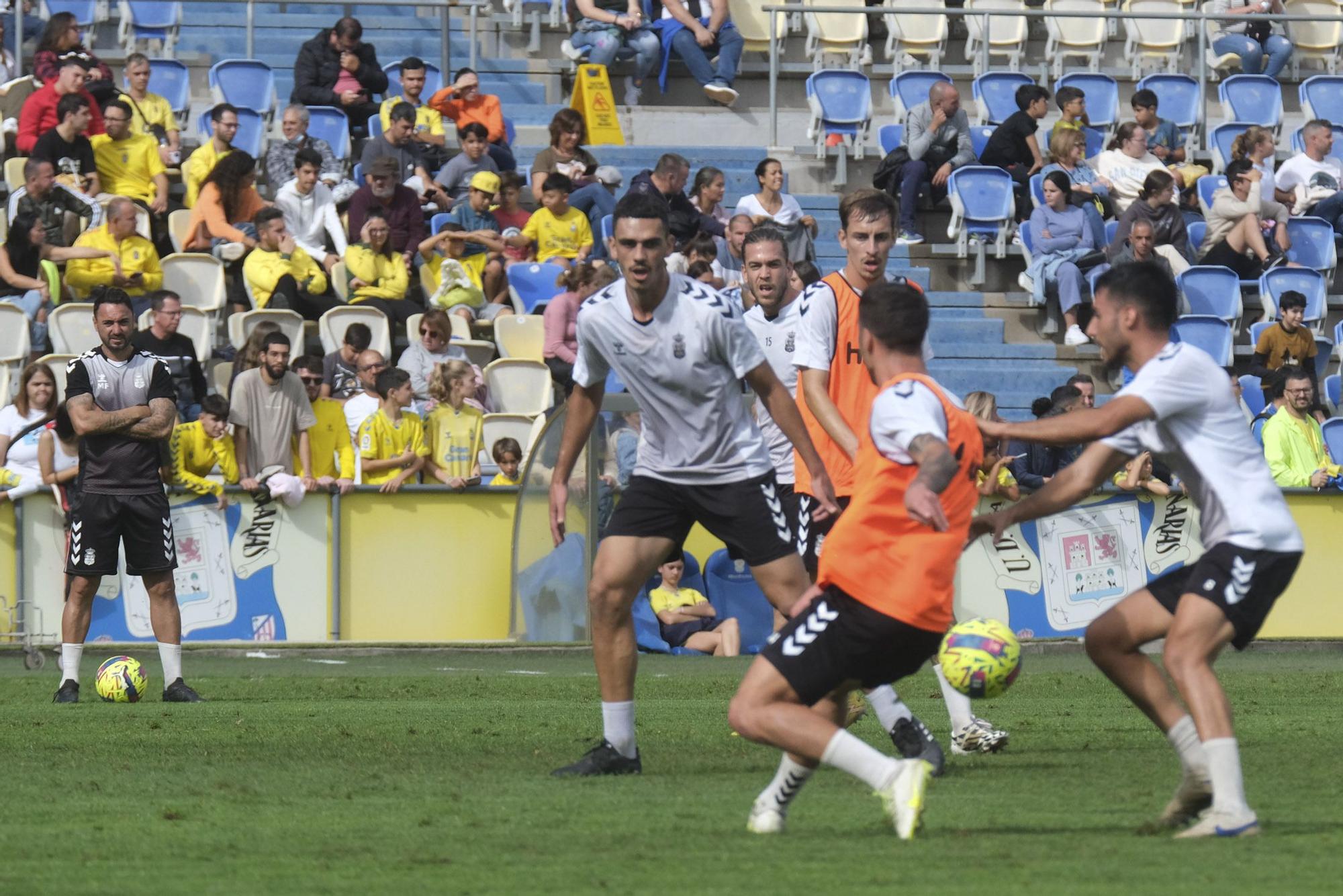 La UD Las Palmas entrena a puerta abierta