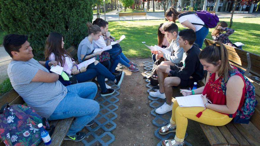 Alumnos estudiando en la Politècnica antes del examen en la Selectividad de 2017.