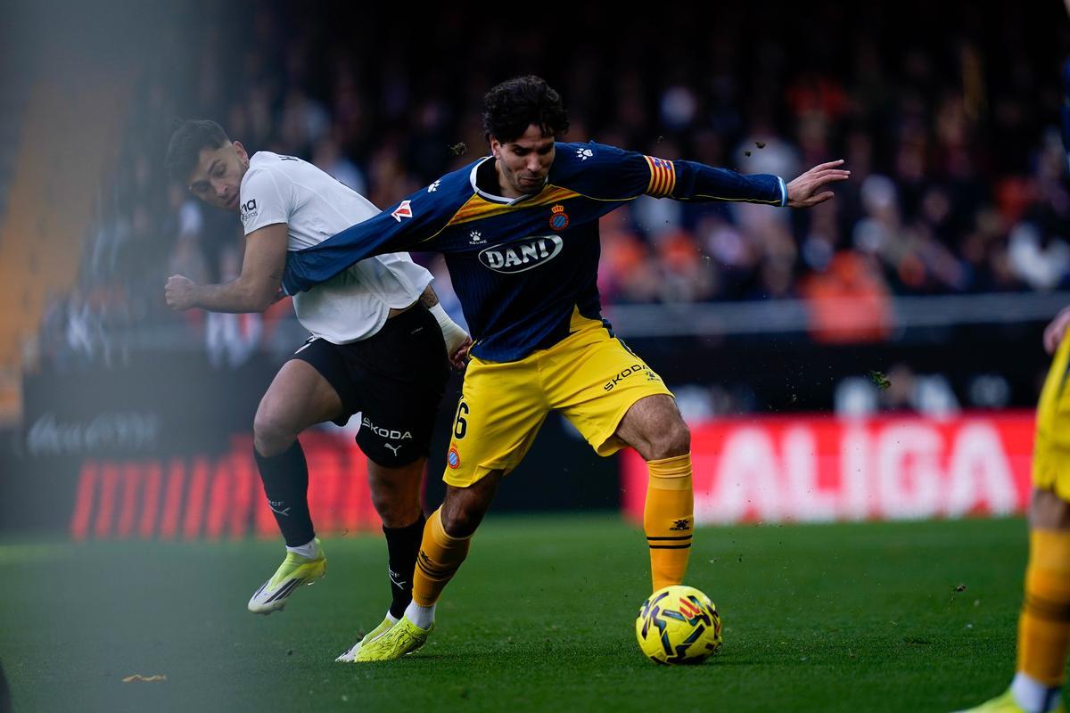 Leandro Cabrera, defensor del Espanyol, durante el partido ante el Valencia