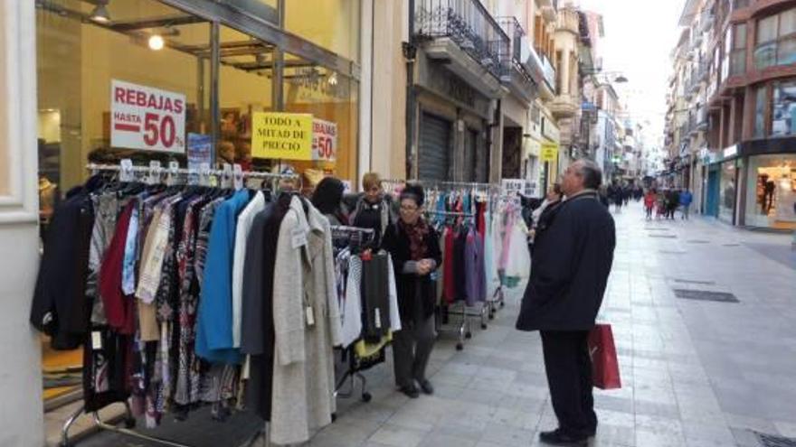 «Botigues al carrer» en Gandia Las tiendas del centro de la ciudad sacan a la calle los remates de las rebajas