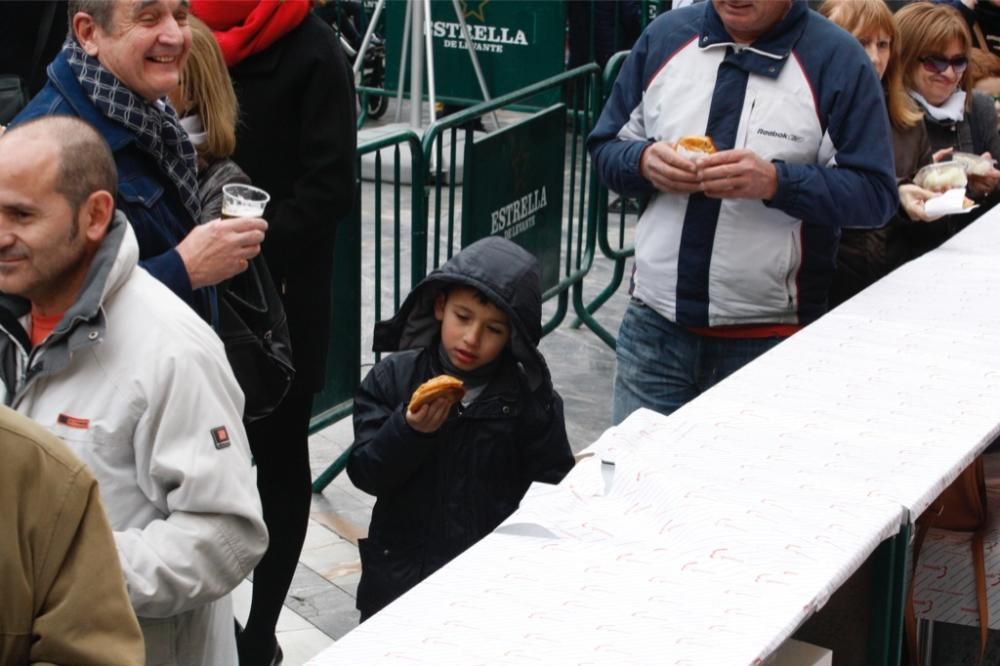 Reparto de pasteles de carne en la plaza del Romea