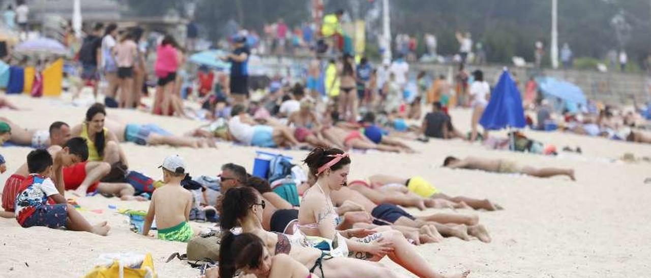 Bañistas, tomando el sol en la playa viguesa de Samil. // Cristina Graña