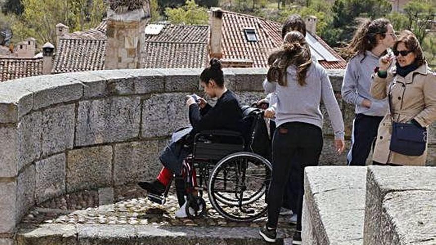 Un grupo de la Medalla Milagrosa analiza el mirador de San Cipriano.