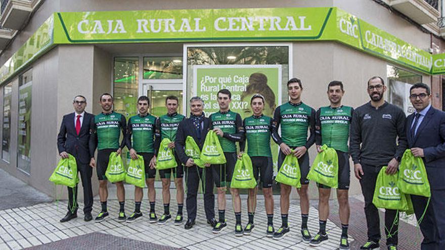 El equipo al completo en las instalaciones junto a directivos de Caja Rural Central en Alicante