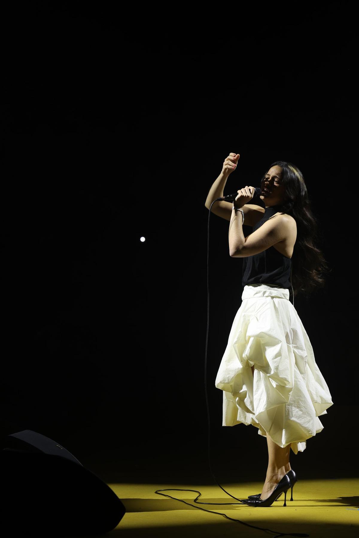 La cantant Rosalía actuant en el marc del 'Concert-manifest x Palestina' al Palau Sant Jordi de Barcelona