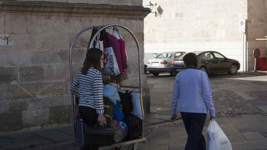 Salida de turistas con su equipaje en el Parador.