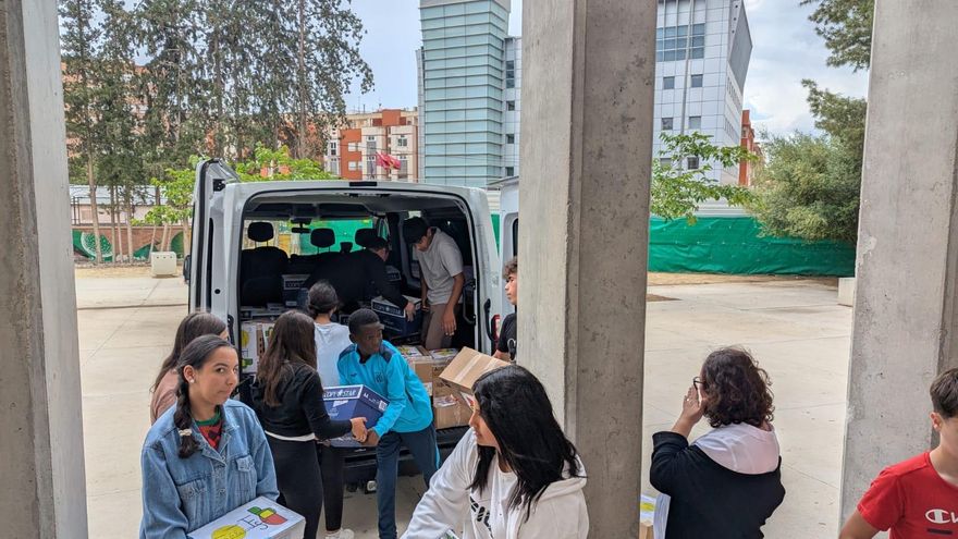 El IES Ros Giner de Lorca reúne más de 1.300 libros para los afectados por la DANA