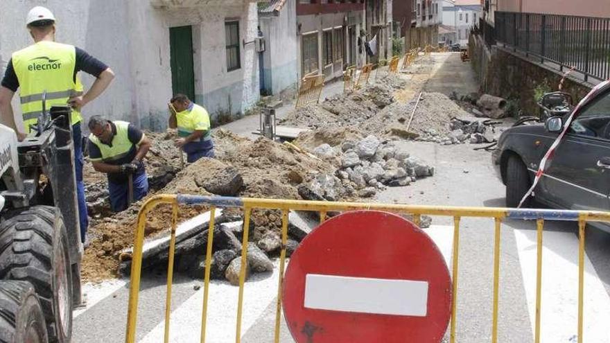 Las obras de saneamiento en la calle Enseñanza provocaron la rotura en la acometida de gas. // Santos Álvarez