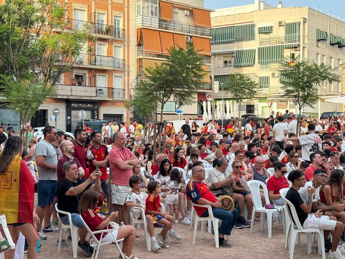 Así vive la provincia de Córdoba la final del Mundial: pantallas en las plazas y miles de aficionados. Así vive la provincia de Córdoba la final del Mundial: pantallas en las plazas y miles de aficionados.