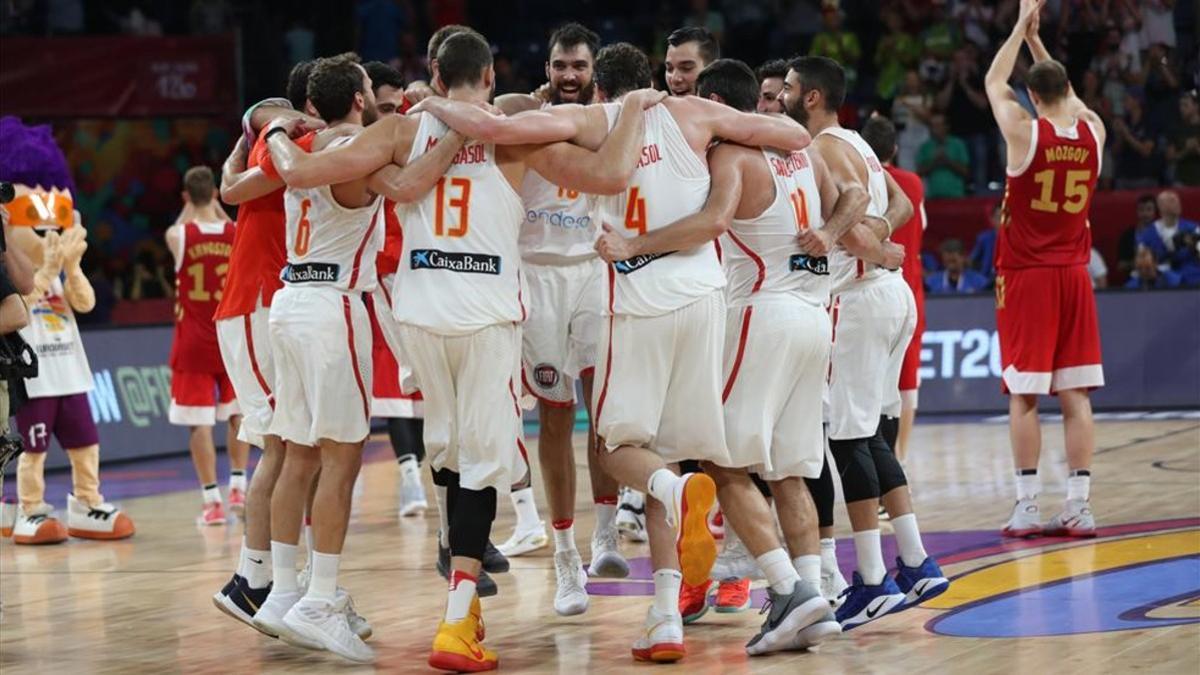La selección celebra el triunfo ante Rússia en el Eurobasket 2017