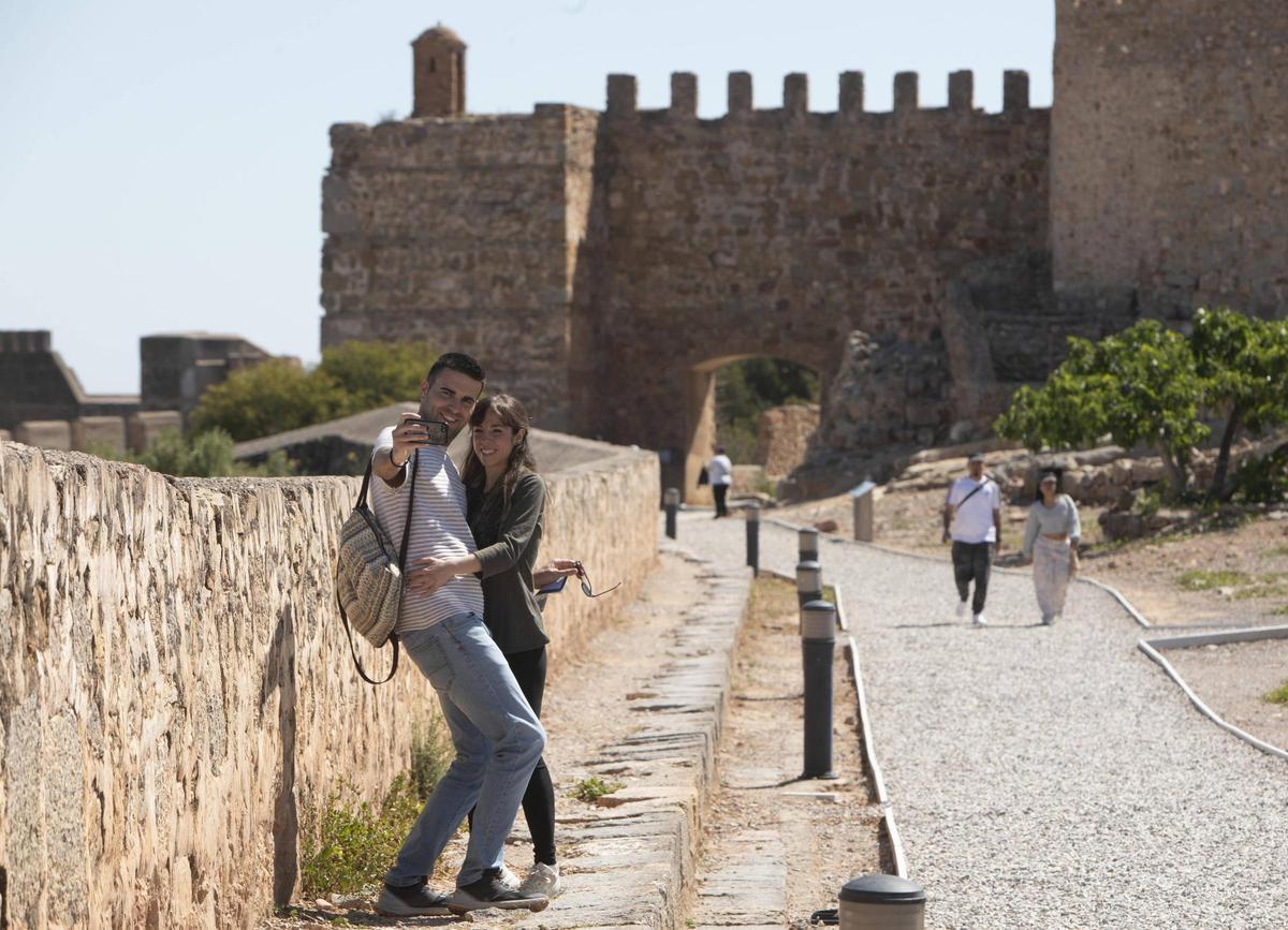 Visitantes en el Castillo de Sagunt el lunes de San Vicente.