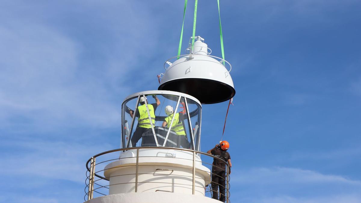 Lampentausch auf dem Leuchtturm von Sa Dragonera.