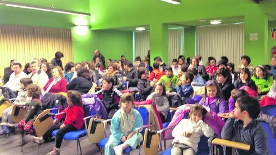 Asistentes a la presentación del documental de Tom Fernández en Pola de Somiedo.