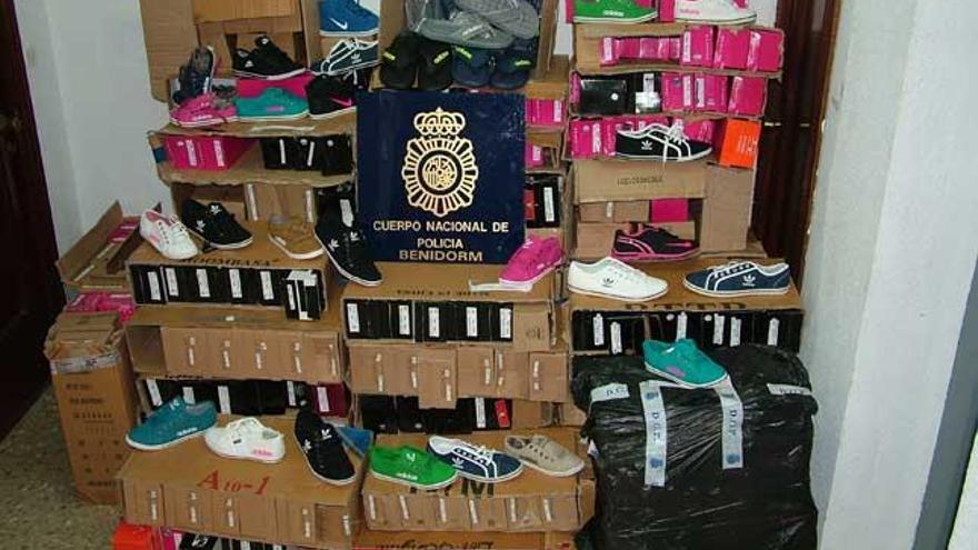 Intervenidos en Benidorm más de 420 pares de calzado falsificados