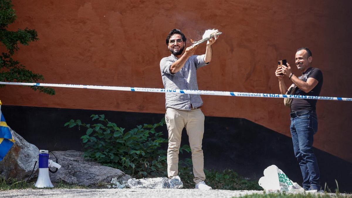 Quema del Coran frente a una mezquita en Suecia
