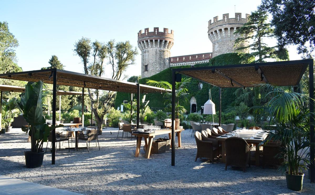 La terrassa del restaurant Shiro, un dels fruits de la col·laboració entre el Grup Peralada i el xef de Llançà Paco Pérez; al fons, el castell, a l’interior del qual hi ha el casino i el restaurant Castell Peralada, amb una estrella Michelin, que té Javi Martínez de xef i Toni Gerez de cap de sala.