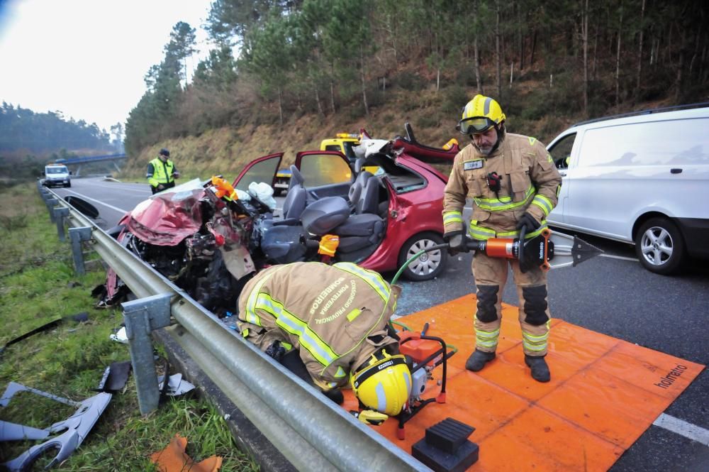 Muere una mujer y tres hombres resultan heridos en una colisión frontal en Caldas de Reis