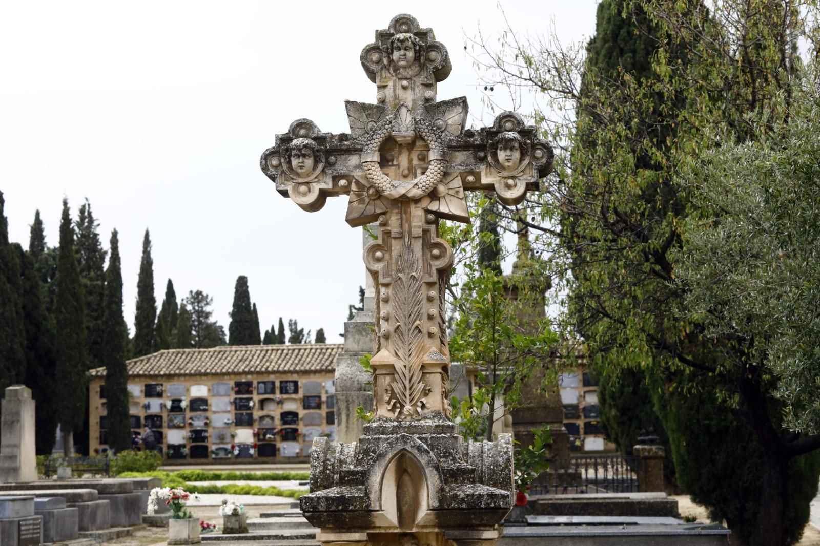 En imágenes | El cementerio de Zaragoza, un museo al aire libre que se engalana para el Día de Todos los Santos