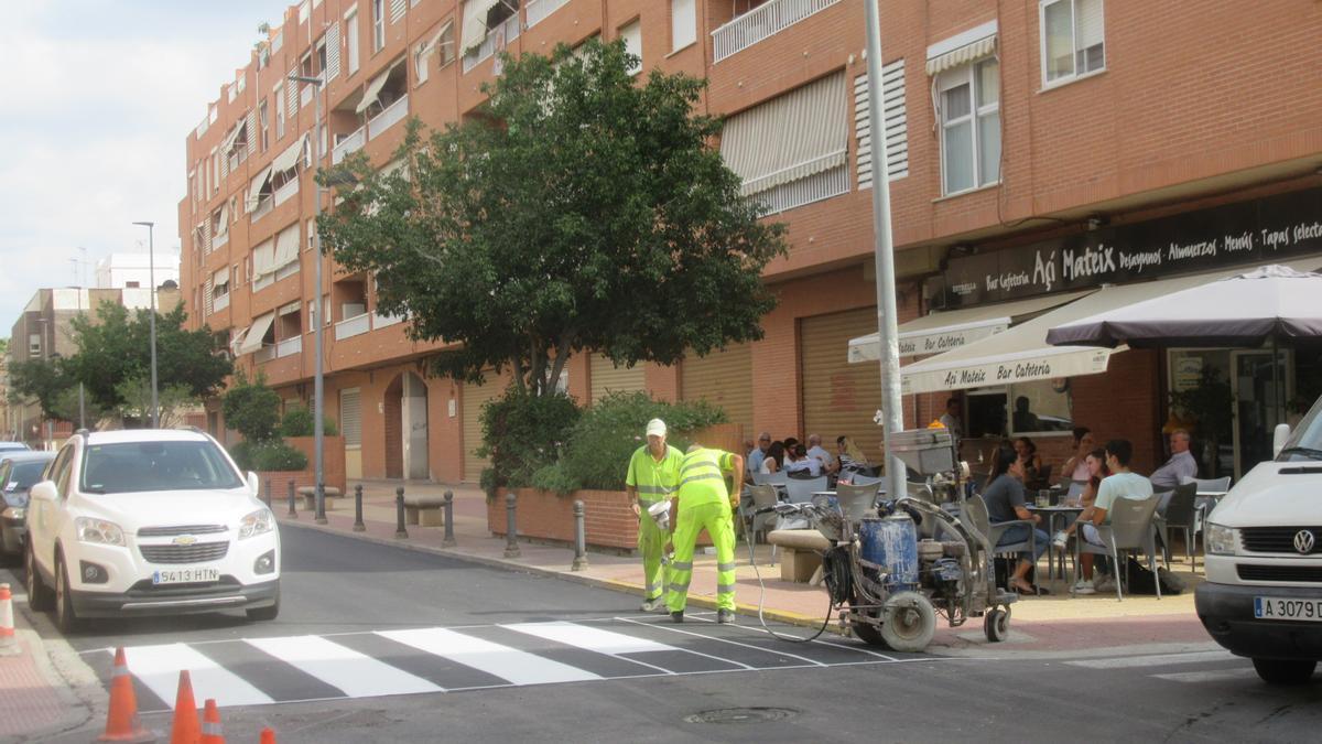 Pintura de marcas viarias en un tramo recién asfaltado de la calle Joaquín Navarro.