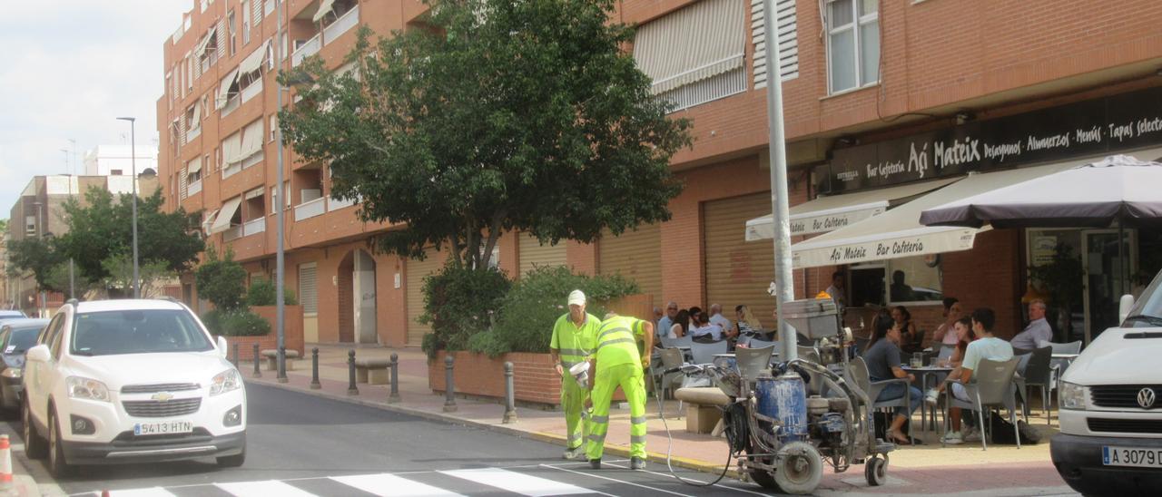 Pintura de marques viàries en un tram recentment asfaltat del carrer Joaquín Navarro.