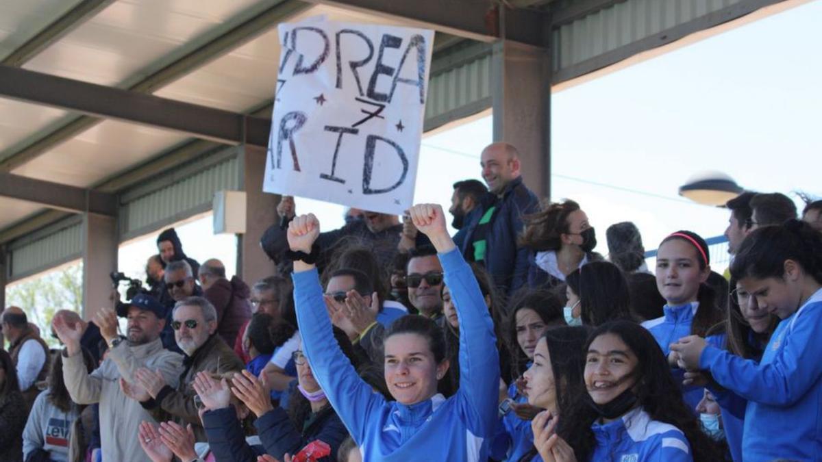 Aficionados del Alhama celebrando un gol. | ALHAMA ELPOZO