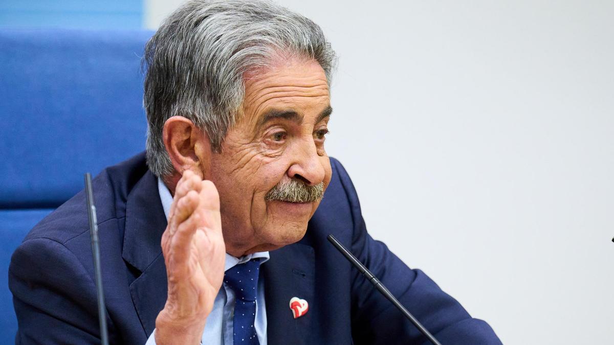 Miguel Ángel Revilla, durante una rueda de prensa.