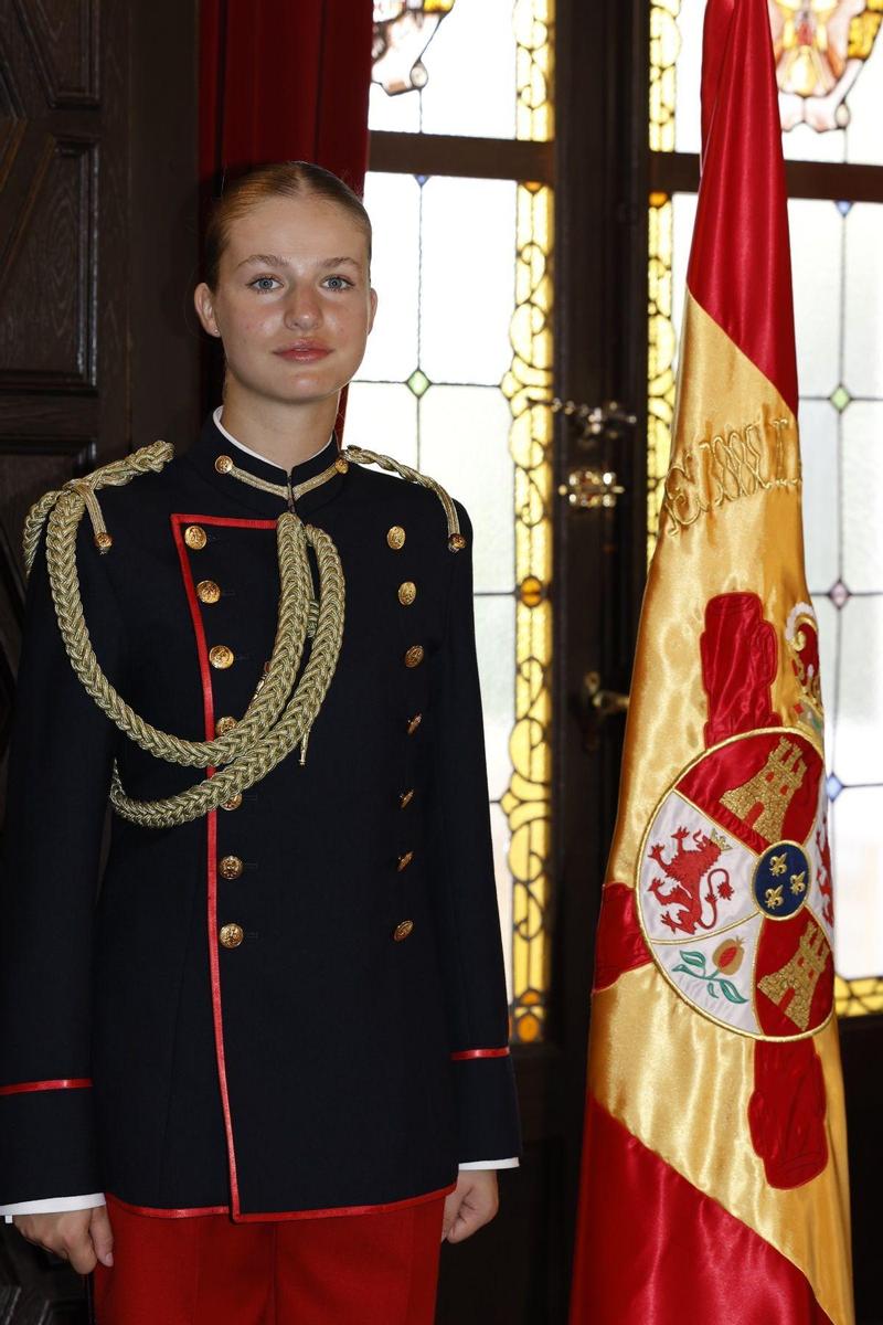 Imagen oficial de la princesa Leonor tras la jura de bandera en Zaragoza