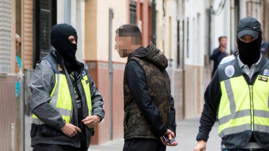 Dos agentes, durante el registro de la casa del presunto yihadista.