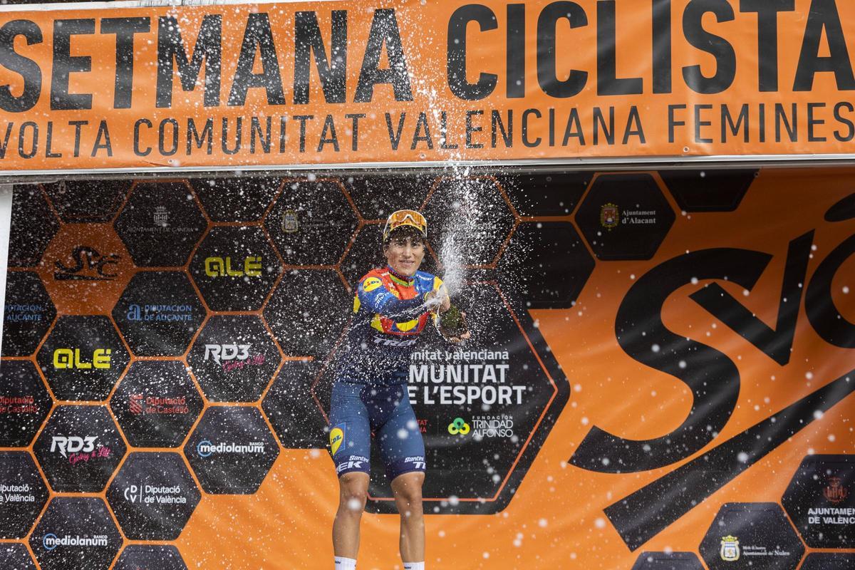 La ganadora celebra la victoria en el podio